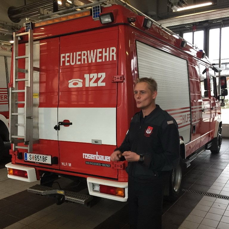 Jürgen Mayerhofer erklärt den Besuchern aus dem Landkreis die Arbeit der Berufsfeuerwehr Salzburg. 