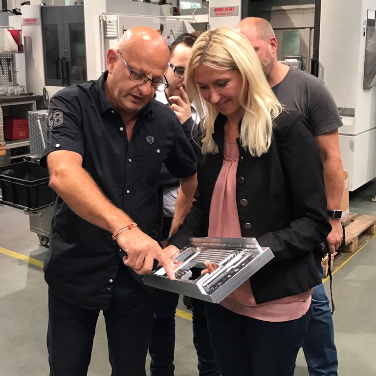 Bundestagsabgeordnete Silke Launert mit Firmen Chef Roland Hofmann