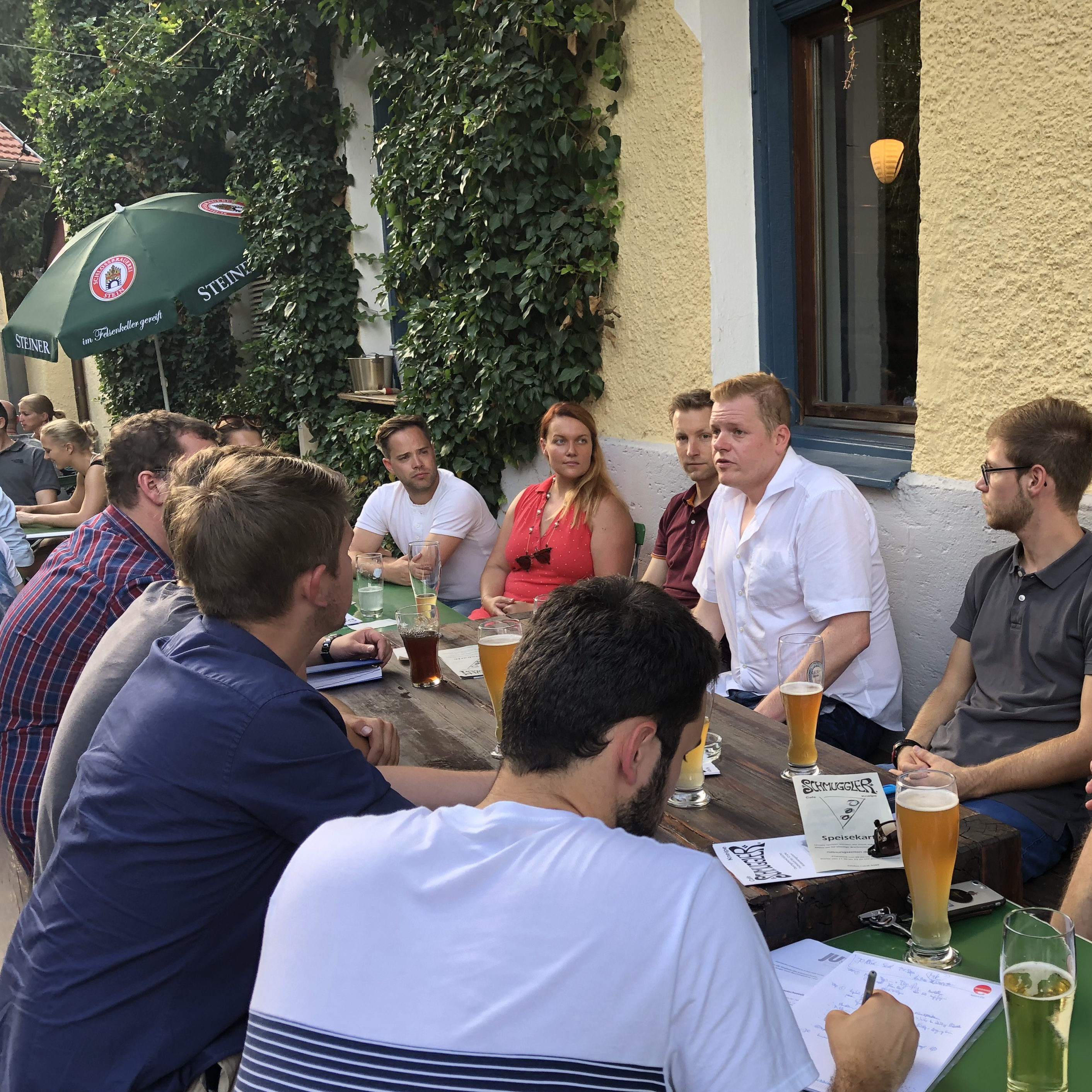 Johann Osel (Bildmitte weißes Hemd) erklärte den JU-Mitgliedern im Biergartengespräch die Arbeit der Redaktion der Süddeutschen Zeitung.