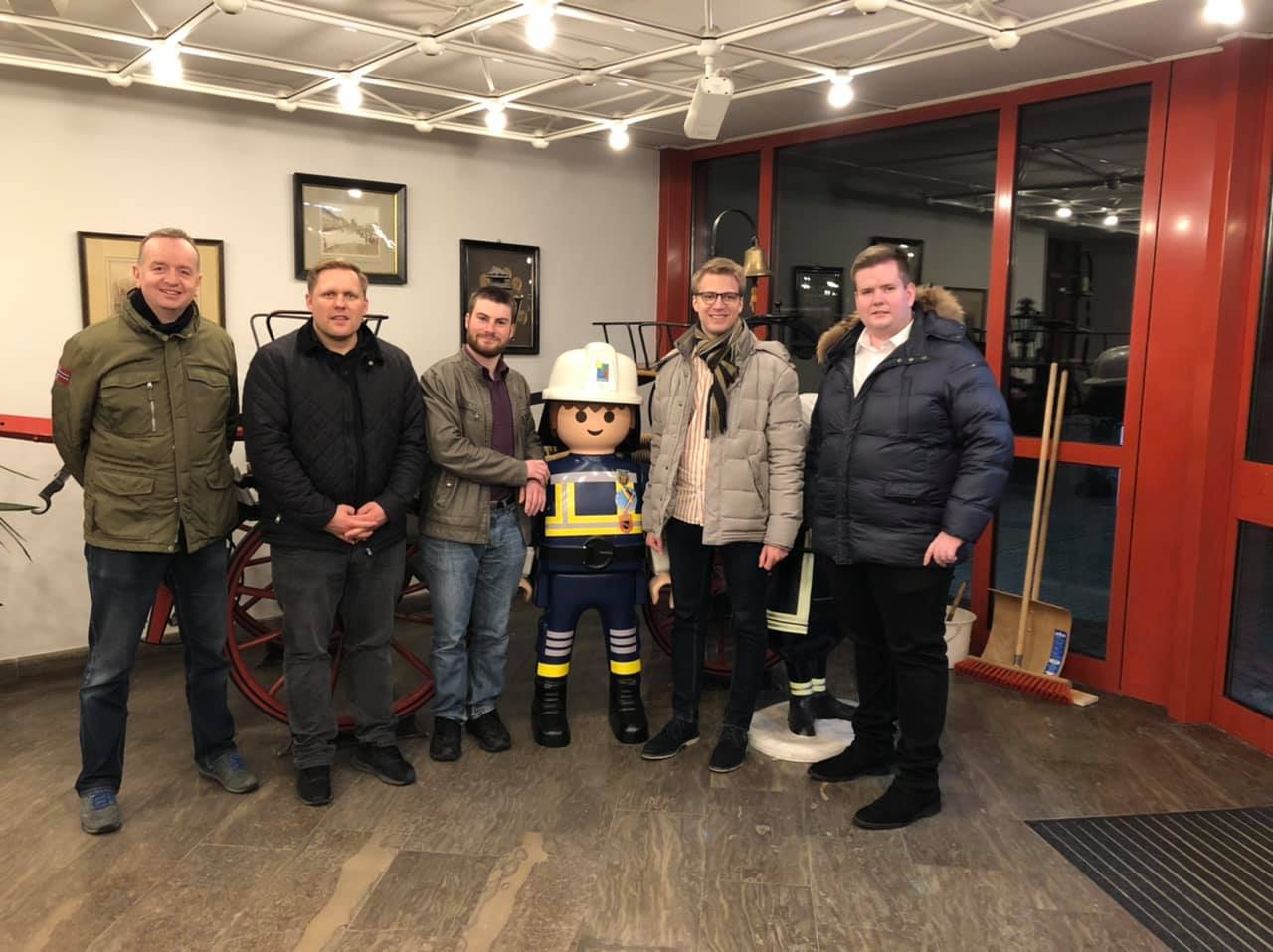 Bürgermeister Thomas Deffner mit Vertretern der Jungen Union beim Besuch der Feuerwache