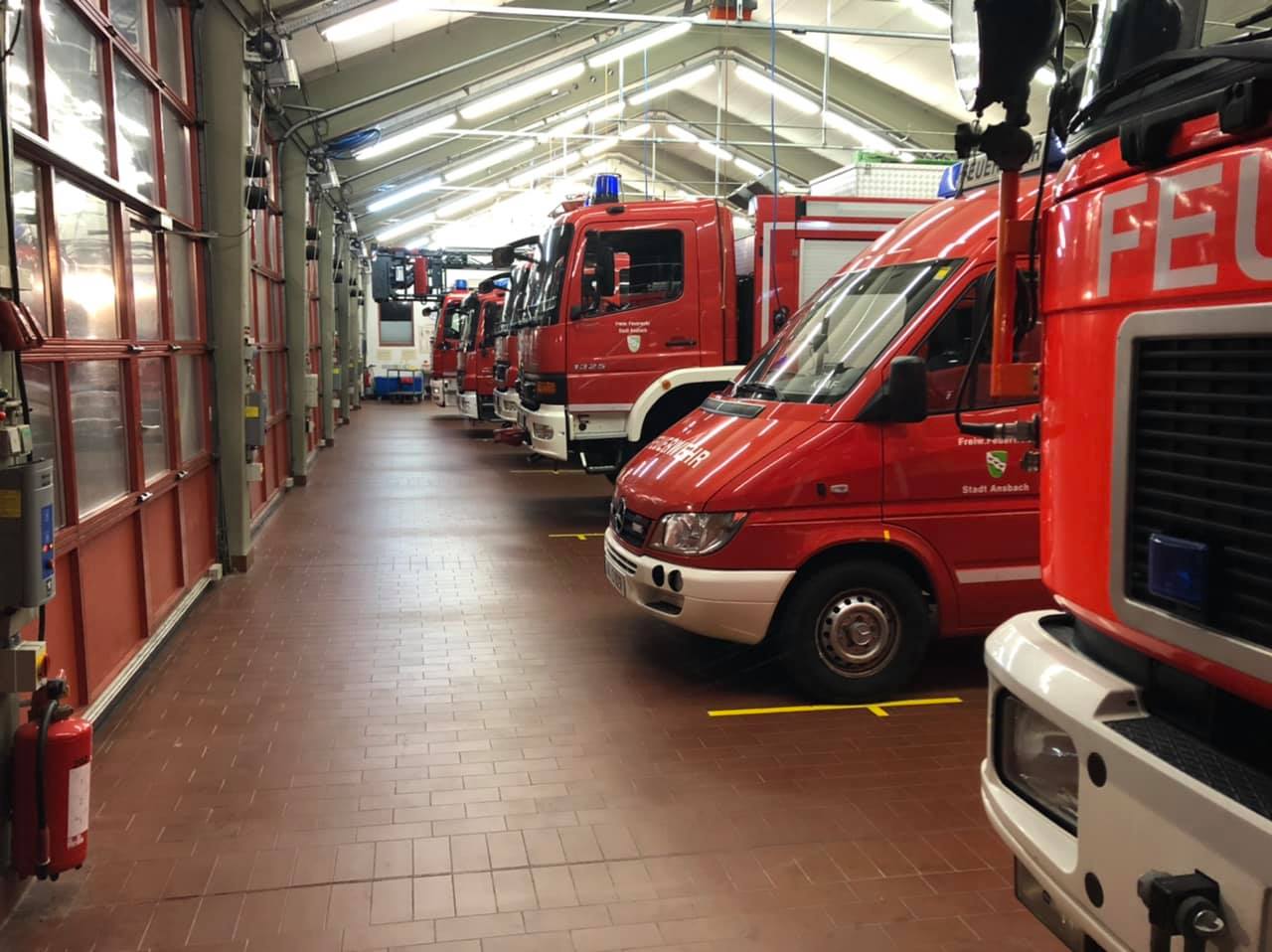 Die Jungpolitiker hatten die Möglichkeit sich von der Ausstattung der Feuerwehr zu überzeugen