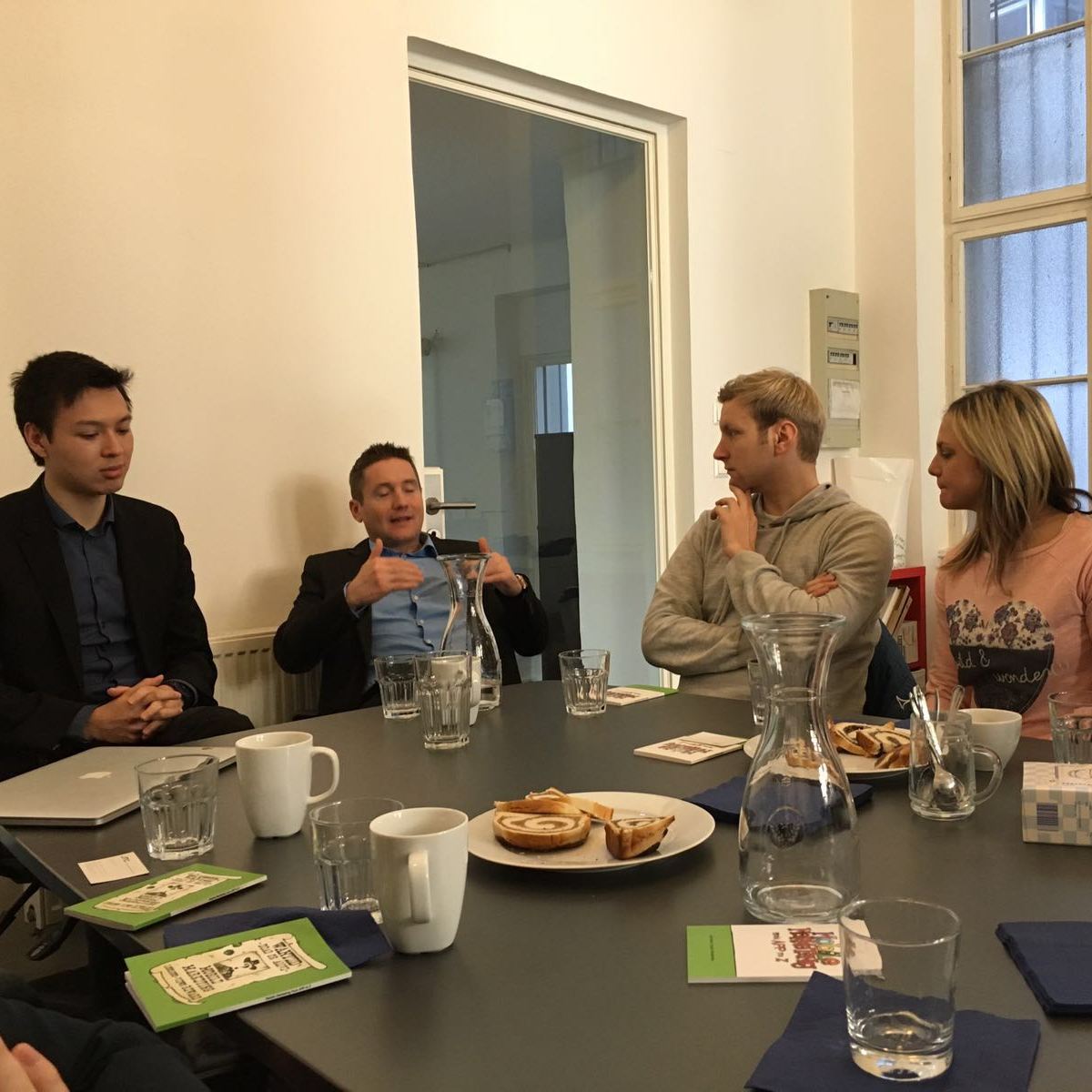Casper Niels Tolstrup und Dr. Josef Mantl erklären den JU-Mitglieder den Wahlkampf von Hillary Clinton