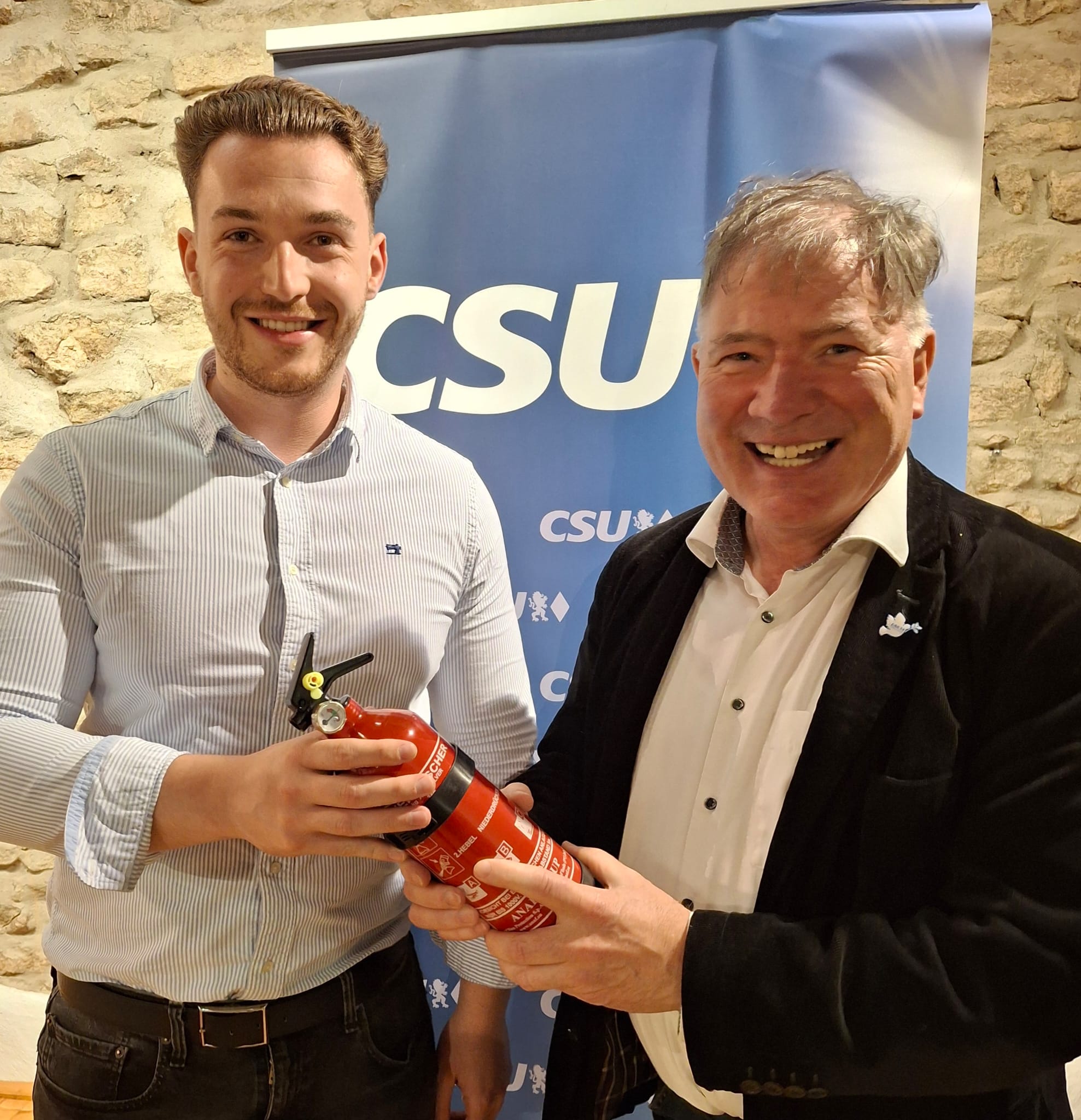 Das Foto zeigt JU Kreisvorsitzenden Valentin Huber mit Prof. Dr. Alfred Seiferlein von der Senioren Union.